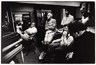 Na de opnamen van Andre's Comedy Parade: terugkijken van de band in de regiekamer