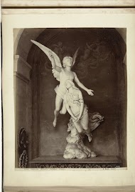 Grafmonument met een ten hemel varende vrouw onder begeleiding van een engel
