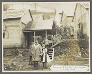 Dokter Cervelli poserend voor een barakkenkamp van Italiaanse Bersaglieri in de Dolomieten