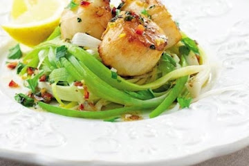 Seared scallops with leeks & lemon chilli butter