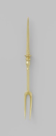 Vork met twee tanden; steel met een lange, zich naar het uiteinde verjongende naald.