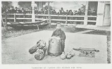 Johannes Kojo met trommels en korjalen op de Koloniale Tentoonstelling, Amsterdam 1883