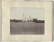 Rooms-katholieke kerk aan het Waterlooplein in Weltevreden, met grasveld ervoor