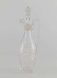 Fles met stop van olie- en azijnstel bestaande uit twee flessen van glas en een peperbus in een houder