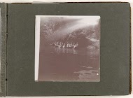 Groepsportret van een gezelschap in en bij een roeiboot, Cupsuptic Lake, Maine