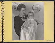 Portret van een vrouw met een baby van de familie Van Marken op de arm