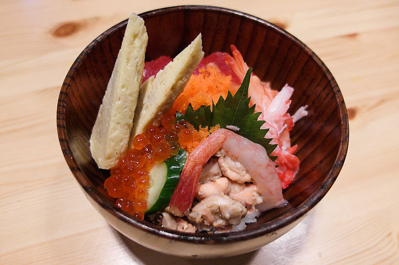 壽司學堂 空運水產 海鮮丼令人食慾大開，餐點不錯、價格不貴!