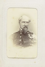 Studioportret van generaal-majoor A.M.W van Hasselt met snor en baard in leger uniform