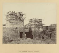 Rechthoekige woningen met uitstekende rieten delen