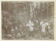 Portret van de families Kessler en Heyning in het bos in de Harz