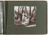 Groepsportret van drie vrouwen en een kind aan de voet van een boortoren, Verenigde Staten