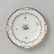 Bord, plat model, behorend bij een servies met geslingerd lintmotief met bladertakken, bloemboeketten en gestrooide bloemtakken