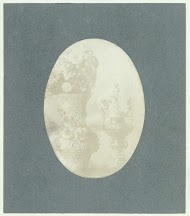 Meissen 'Schneeball-vaas' met bloemen en zilveren pronkbokaal