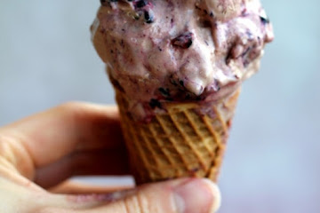 Blackberry &amp; Chocolate Greek Frozen Yogurt Cones