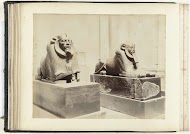 Twee sculpturen van sfinxen