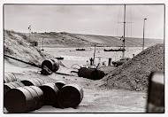 Aanleg van de Slufterdam, in zee, westelijk van de Maasvlakte