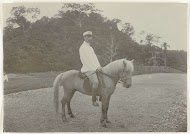 De heer Letterie in uniform te paard ergens op Java