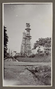 Boortorens bij spoorrails