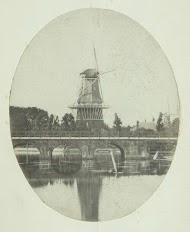 Gezicht op korenmolen 'De Hond' op het bolwerk Muiden bij Amsterdam