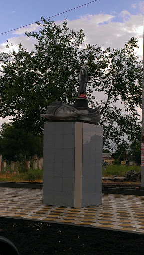 Памятник Осетру