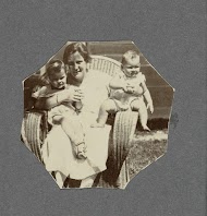 Tine Kleiterp-Vermeulen met haar kinderen Klaas en Tiny op schoot in Madjene op Celebes