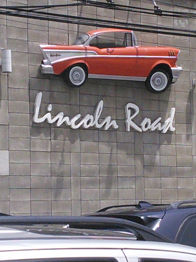 Car Lincoln Road