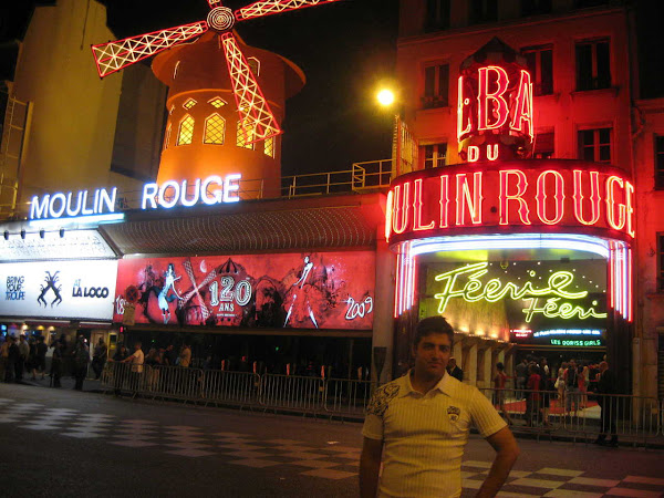 Me in front of the Moulin Rouge!