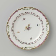 Bord, plat model, behorend bij een servies met geslingerd lintmotief met bladertakken, bloemboeketten en gestrooide bloemtakken