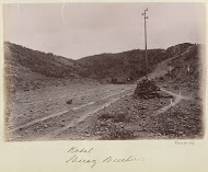 Landschap met een weg en een telegraafmast in Perzië