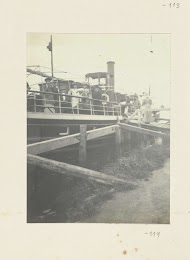 Het gezelschap gaat aan boord per loopplank