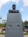 Monumento De Héroe En Plaza