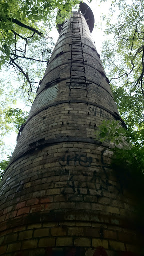 komin z ruiny dawnej kotłowni 