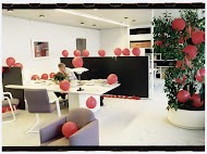 Minister Kok van Financiën met 37 rode ballonnen op zijn werkkamer