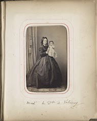 Portret van jonkvrouw De Valencay met Dolly op de arm