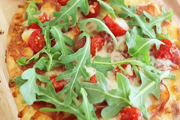 Prosciutto, Arugula &amp; Tomato Naan Pizza
