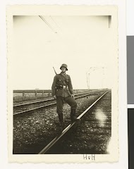 Een Wehrmacht soldaat bij een spoorrails