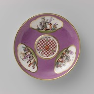 Onderschotel, veelkleurig beschilderd met chinoiserieën in uitgespaarde vierpassen in een violette fond