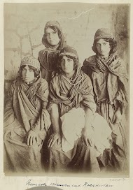 Portret van vier jonge Koerdische vrouwen