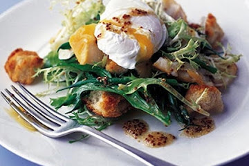 Smoked haddock salad with poached eggs & croûtons
