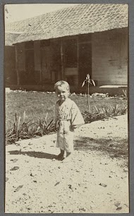Klaas Kleiterp als tweejarige in een badjas op een grindpad in Madjene