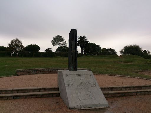 Monumento detrás de Club de Golf