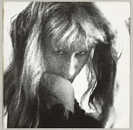 Kop van een vrouw met loshangend haar