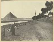 Herder met kudde op de oever van de Nijl, op de achtergrond de piramide van Cheops