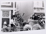 Sympathisanten van de krakers van "Wijers" tijdens de ontruiming van het pand