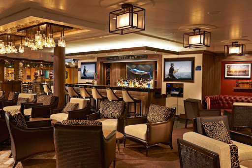 Unwind, grab a cocktail and chat with new friends at the Sunset Bar on Norwegian Getaway.