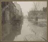 Kar in ondergelopen straat tijdens overstroming van Parijs