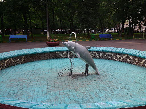 Фонтан с дельфином