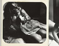 Half zittende, half liggende naakte vrouw met gesloten ogen