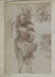 Portret van een Chinese man die een oude man draagt