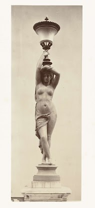Vloer lantaarn in de vorm van een naakte dame, zij houdt op haar hoofd een kelk vast.